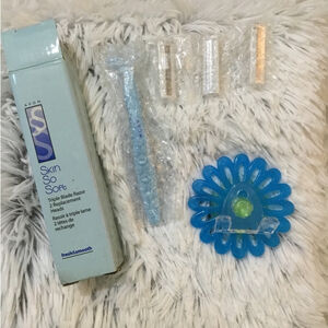 Avon Skin So Soft triple blade shaver with 2 replacement heads & holder